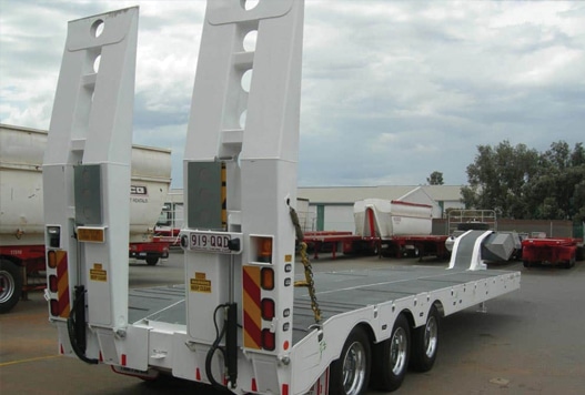A low loader trailer